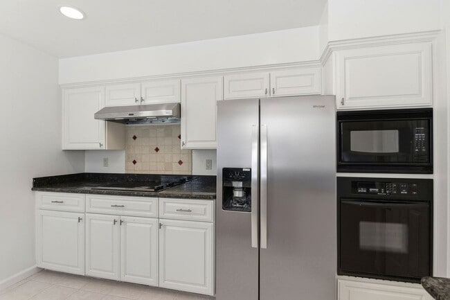 Building Photo - Move-In Ready Blossom Hill Gem – New Bathrooms and many upgrades!