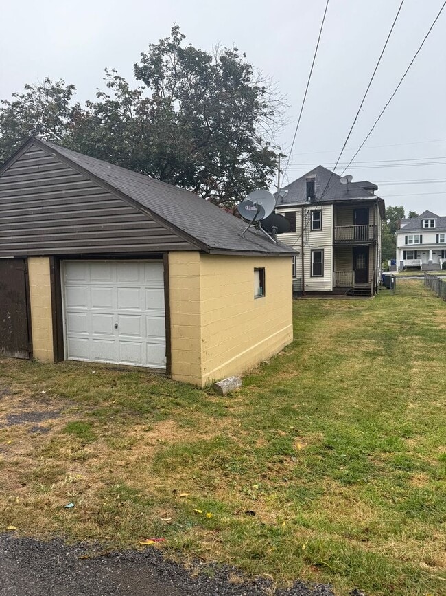 Building Photo - Duplex located on West Wilson Blvd.