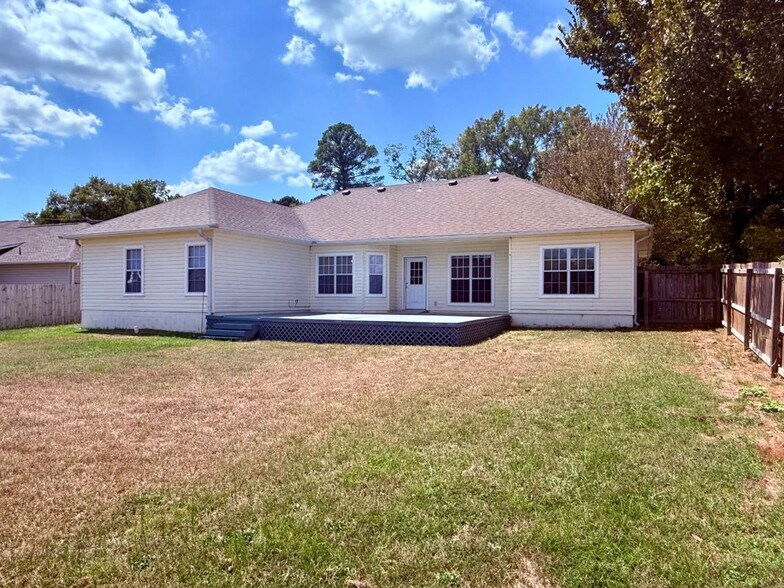 Building Photo - 587 Long Beach Dr
