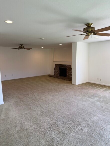 Building Photo - 891 Rosewood Ave