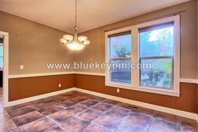 Building Photo - 5 Bedroom, 3.5 Bathrooms on a Culdesac, Wa...