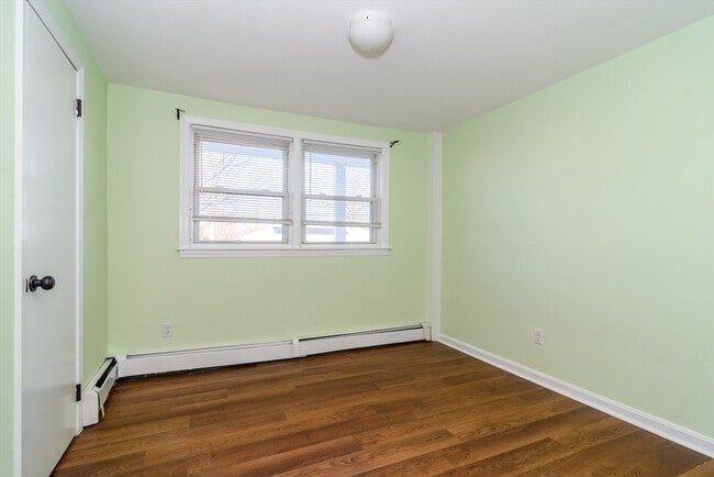 Building Photo - 10 Spring Valley Rd