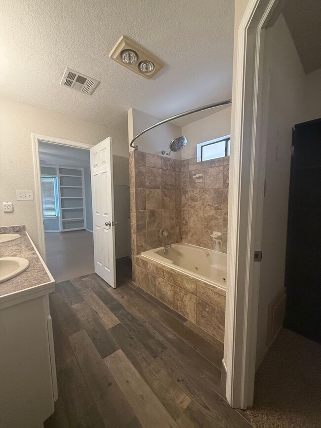 Building Photo - 609 Montwood Ct
