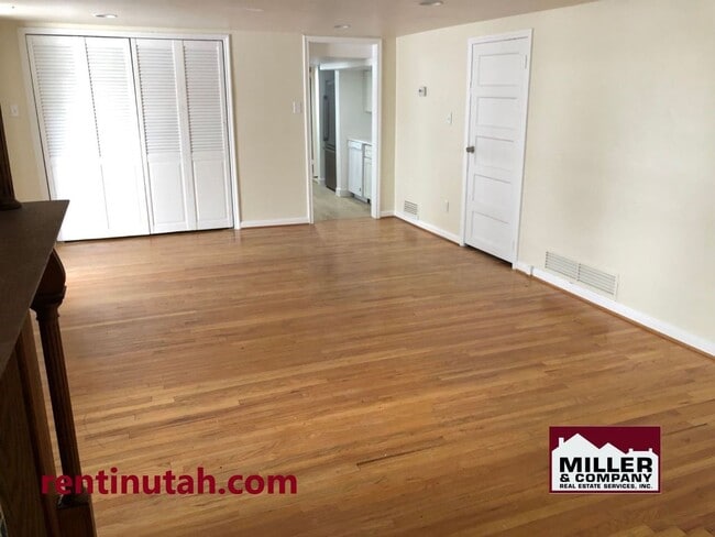 Building Photo - Location, Location, Location!! Yalecrest A...