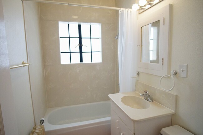 Building Photo - Fabulous 1Bdr on Mississippi Ready Late No...