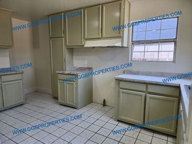 Building Photo - **Move In Special** Charming 3 Bedroom / 2...