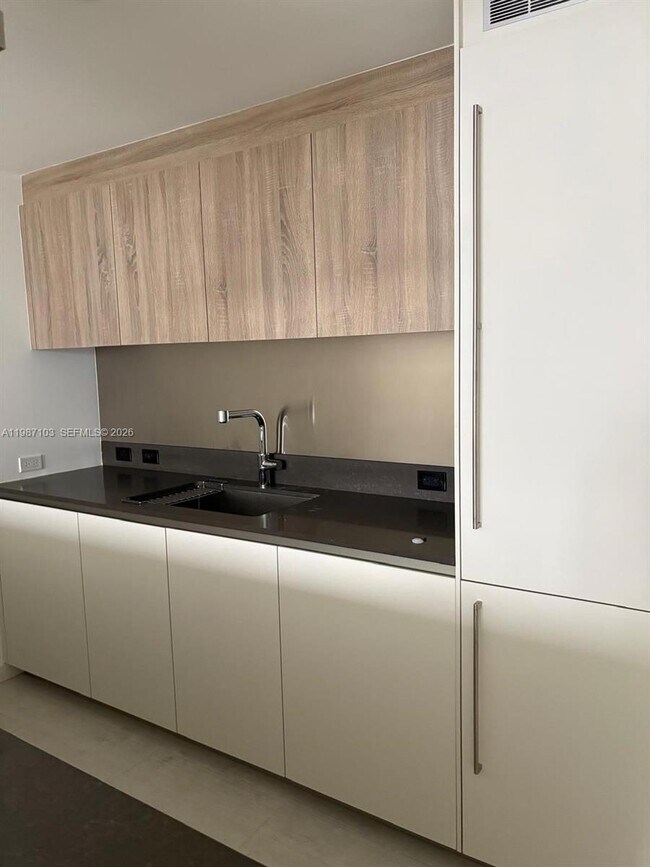 Building Photo - 1000 Brickell Plaza