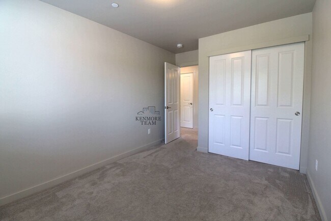 Building Photo - 3 Bedroom, 2.5 Bath Townhome in Kennewick
