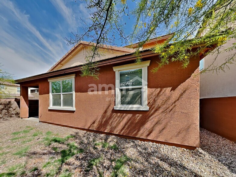 Building Photo - 647 W Hackamore Ave