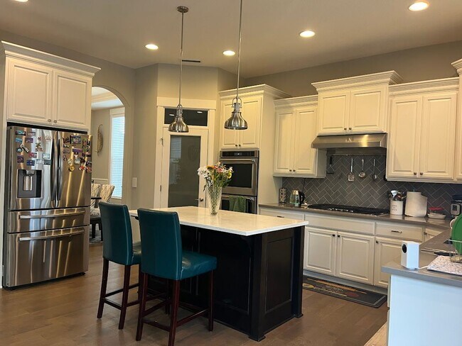 Building Photo - Fabulous 5 BD* 3 BA* + LARGE Bonus Room* S...
