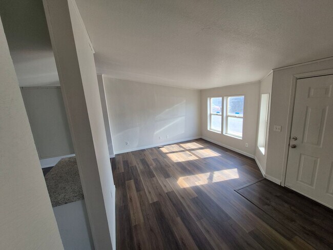 Building Photo - 341-343 NW Hemlock Ct