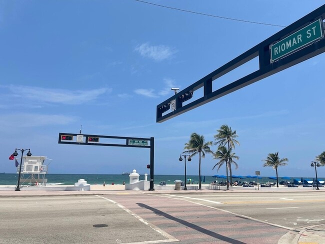 Building Photo - 3000 Riomar St