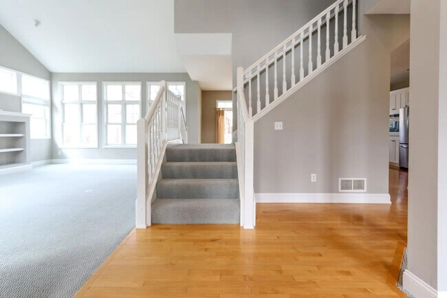 Building Photo - Rare 4 bed singe family super nice luxurio...
