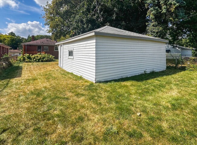 Building Photo - Attractive Ranch Home