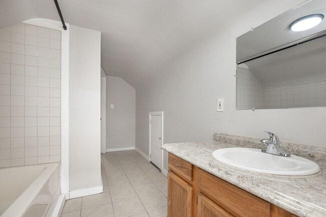 Building Photo - Spacious 3 bedroom/2 bath Cleveland Hts single family house!