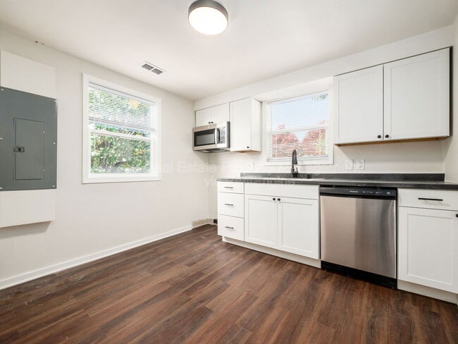 Building Photo - 878 1/2 Sullivant Avenue