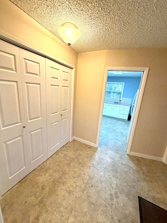 Building Photo - Desired Neighborhood! 3bd 1ba w/new flooring