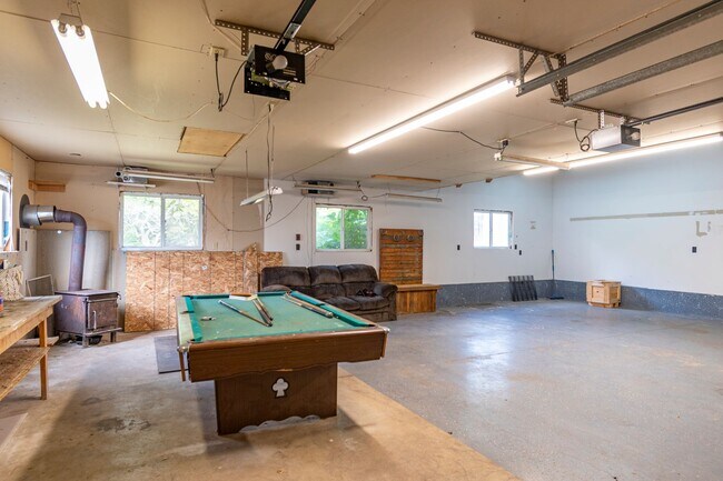 Building Photo - 3 Bed  2 Bath Pet Friendly Home