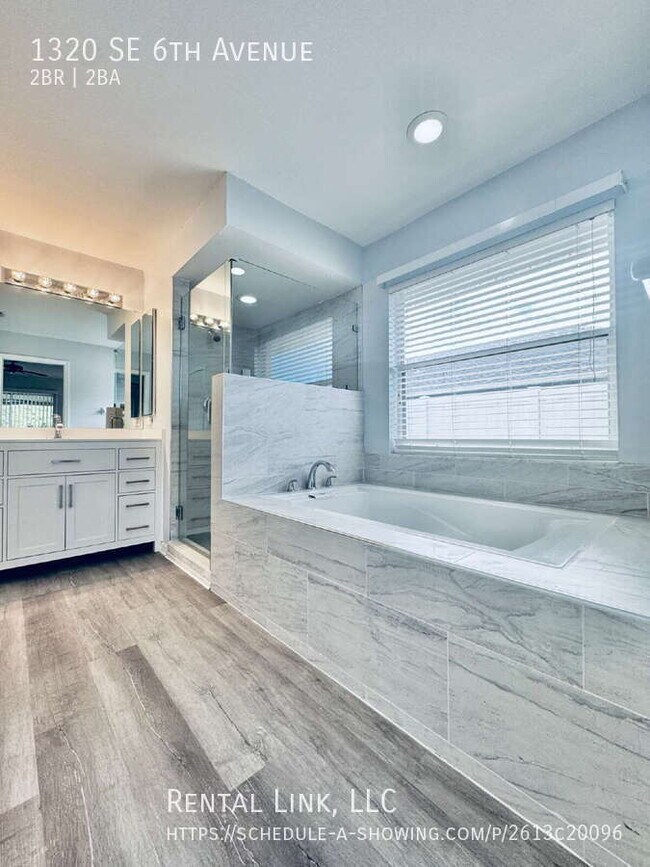 Building Photo - 1320 SE 6th Ave