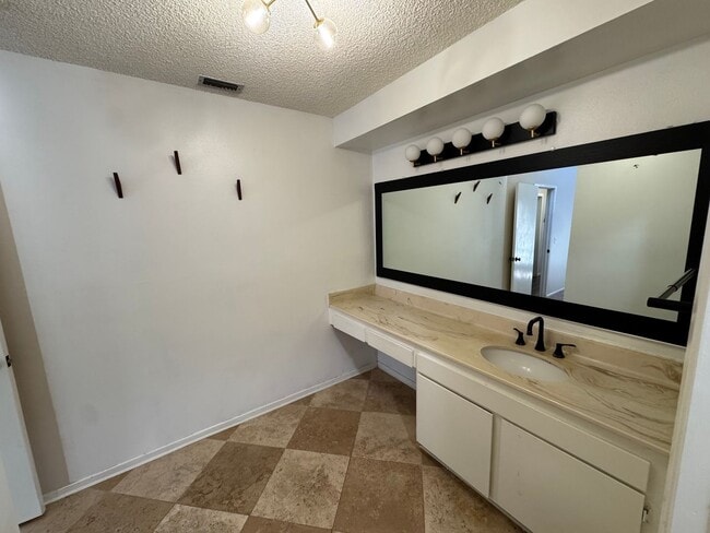 Building Photo - 2 Bedroom 1 Story Town Home