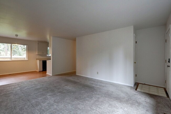 Building Photo - Classic Bellevue 3bd, 1.5ba Rambler Located in Perfect Enatai Location!