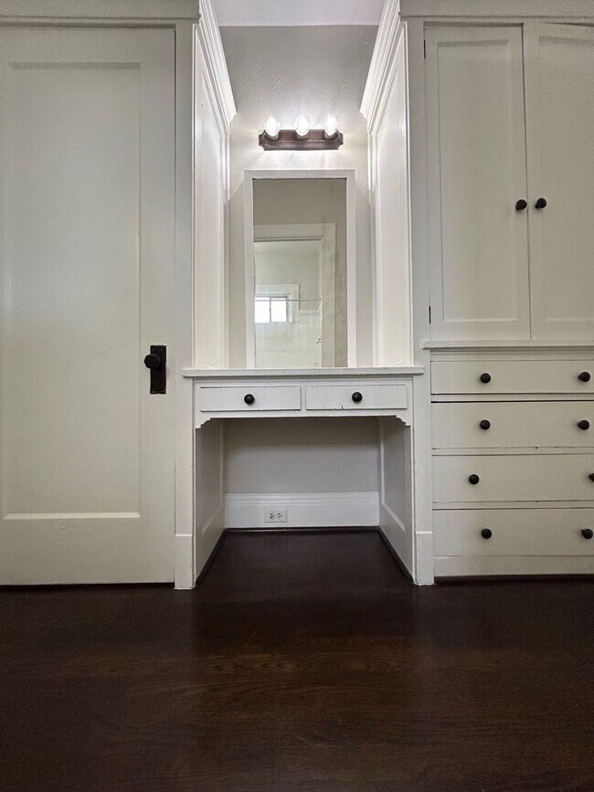 Building Photo - Adorable Upstairs 1/1 w/ Hardwoods in Small 16 Unit 1920's Complex