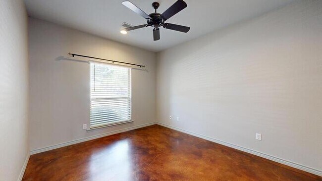 Building Photo - 3 bed 2 bath home with 2 car garage!