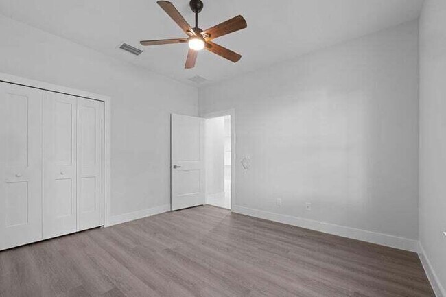 Building Photo - 419 SW Namoit Pl