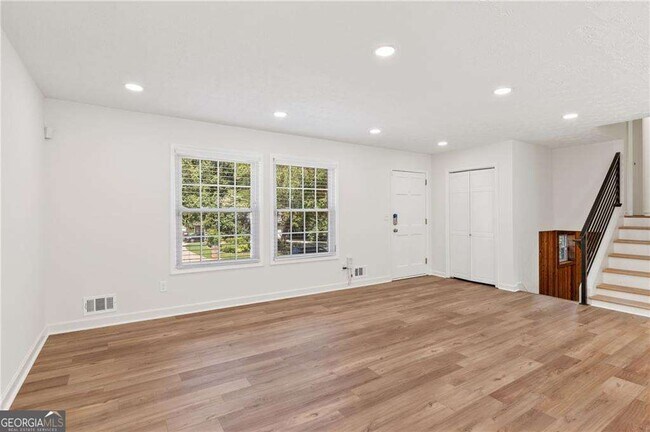 Building Photo - 472 Barnsdale Dr