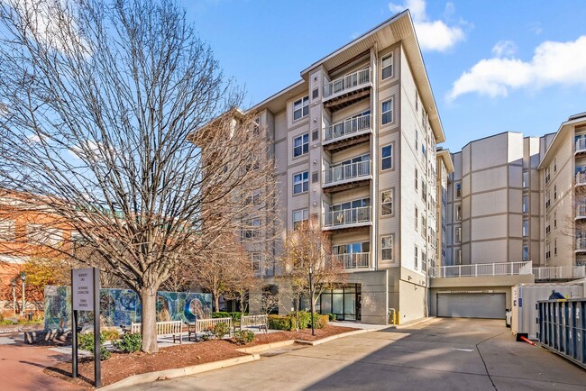 Building Photo - 1 Bed 1 Bath Plus Den - Silver Spring Condo - Garage Parking Space