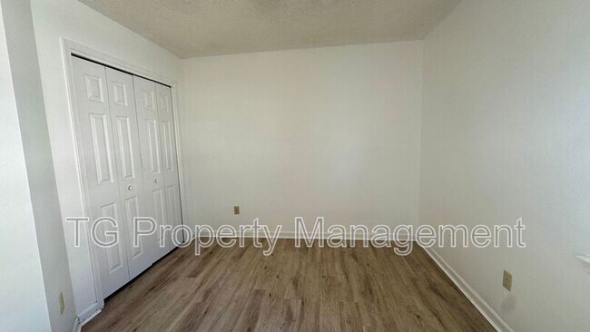 Building Photo - 3696 Barbizon Cir N