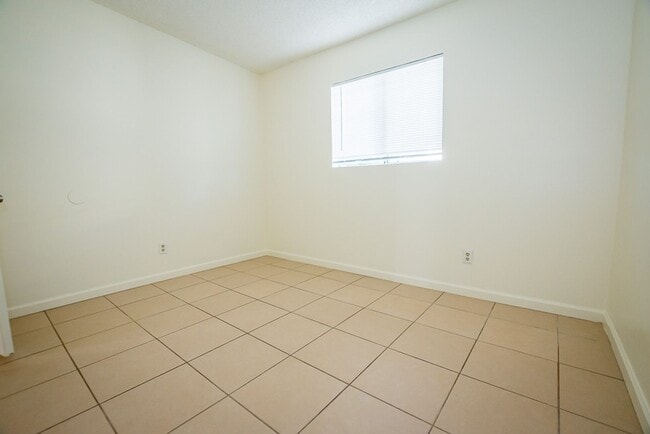 Building Photo - 3 Bedroom, 2 Bath Home, 1 Car Garage, Large Fenced Yard!