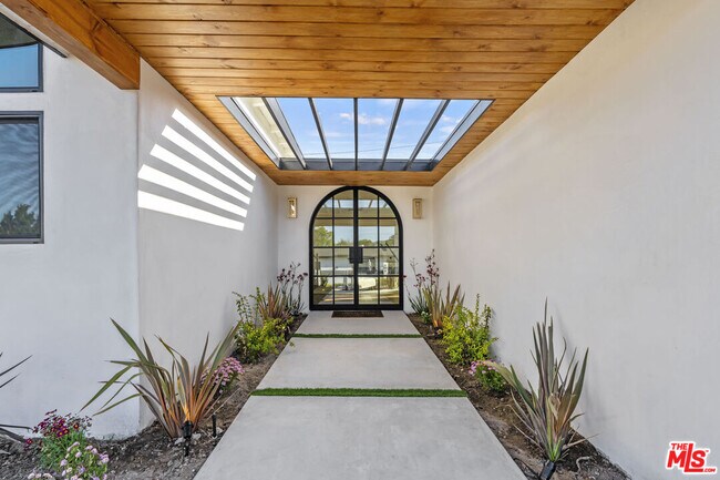 Building Photo - 4600 Don Quixote Dr