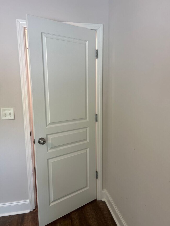 Building Photo - Three Bedroom Townhouse Available!