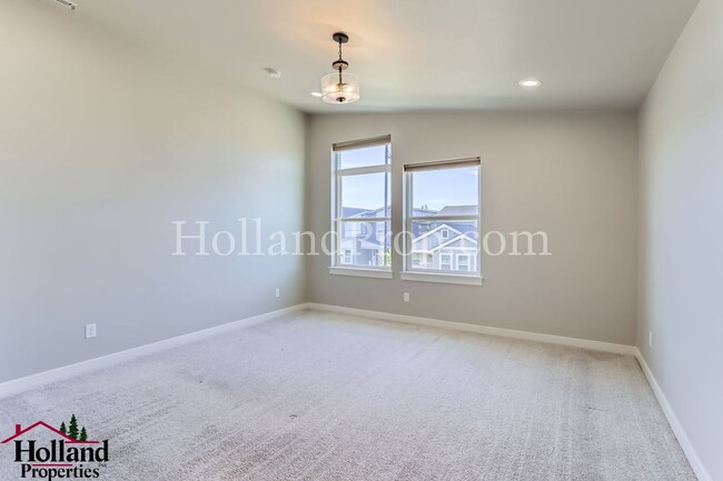 Building Photo - Modern Stylish 3-Bed Home in Prime Hillsbo...