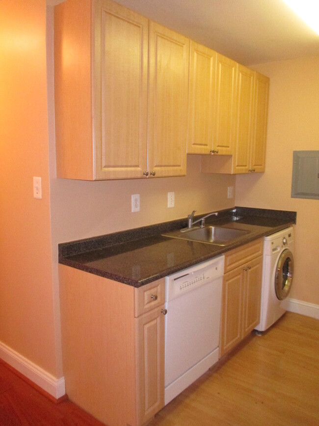 Building Photo - Beautiful 1 Bedroom Condo in Hyattsville!