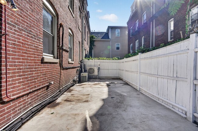 Building Photo - 21 Parker St