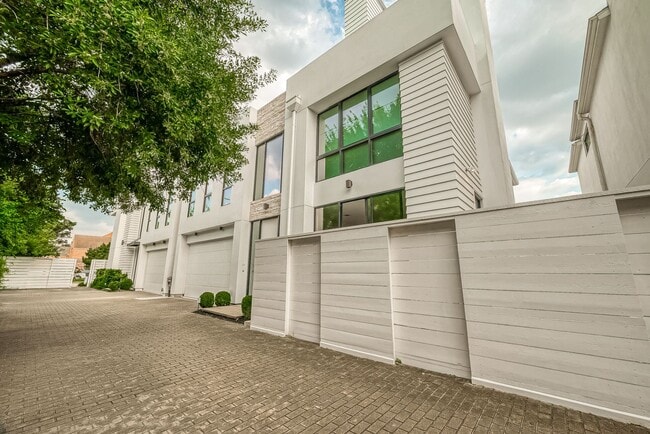 Building Photo - Beautiful contemporary home in the sought-...