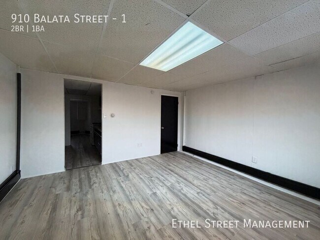 Building Photo - 910 Balata St
