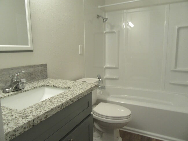 Building Photo - 2 bedroom 1 bath duplex in downtown Kent