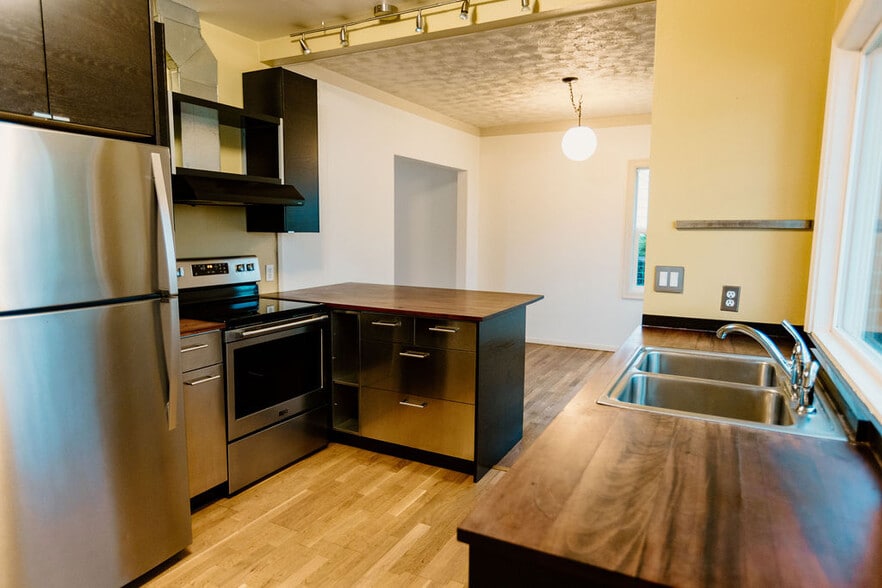 New Stainless appliances - 3200 SE 78TH AVE