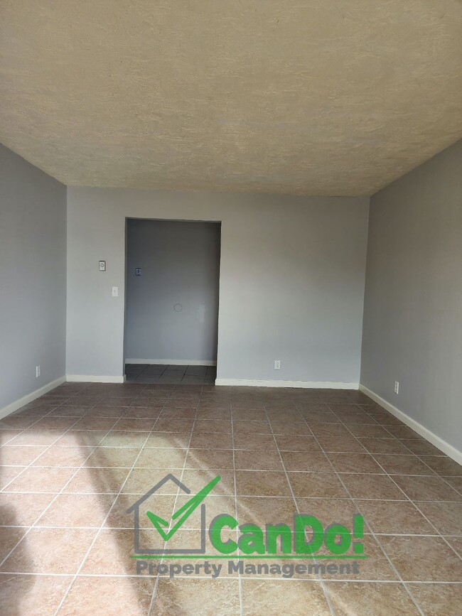 Building Photo - Now Available! 2 bedroom, 1 bathroom apart...