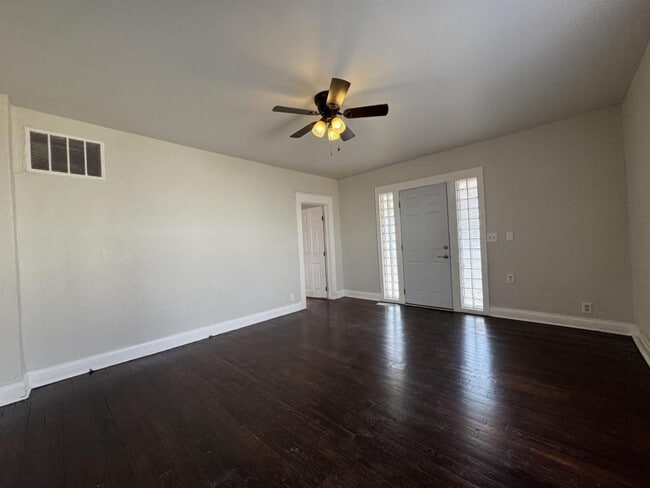 Building Photo - 836 S Broadway Ave