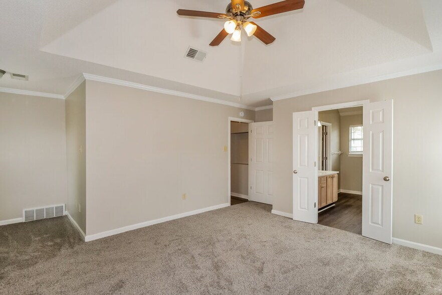 Building Photo - 5554 Lakefront Dr