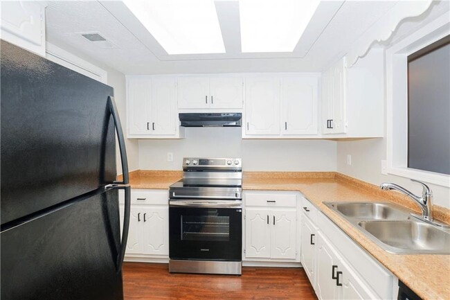 Building Photo - 8671 Woodside Ln