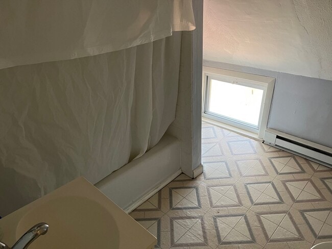 Building Photo - 658 Old West Central St