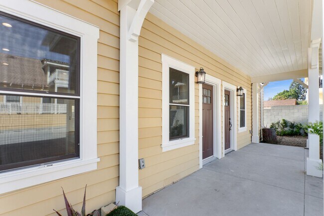 Building Photo - Huge (1,500 square feet) 2 bed, 2.5 bath in Lincoln Heights with parking, in-unit laundry and pri...