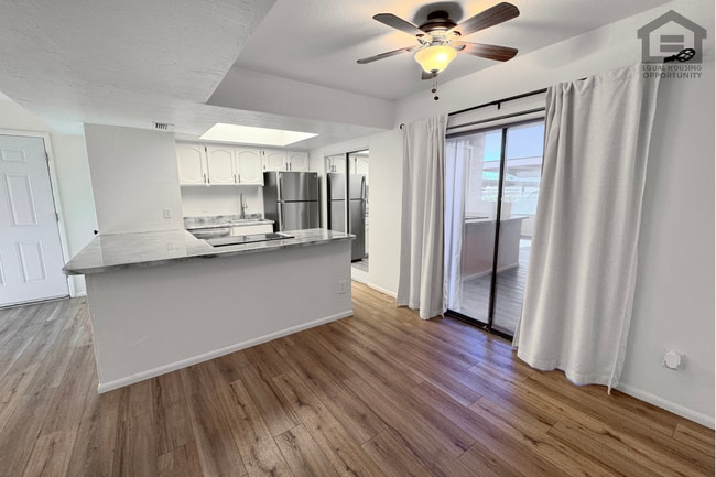Building Photo - 2Bed/1Bath Apartment at 52nd St/Oak St! Ready for Immediate Move-In – GROUND FLOOR UNIT!