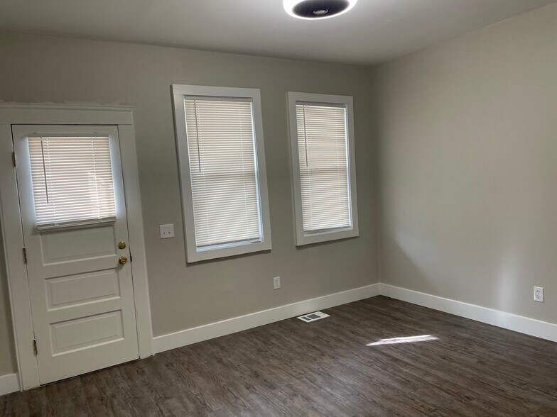 Building Photo - 1585 E 32nd St