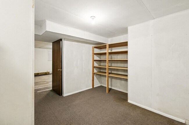 Building Photo - Charming Townhome